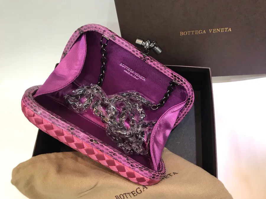The latest and most popular Knot clutch from the 8651 counter is made of exquisite Japanese silk fabric with snakeskin piping. It looks elegant when worn cross-body or in the hand. It can also be carried by petite girls and can hold 2 iPhone X phones. Size: 20cm*12cm